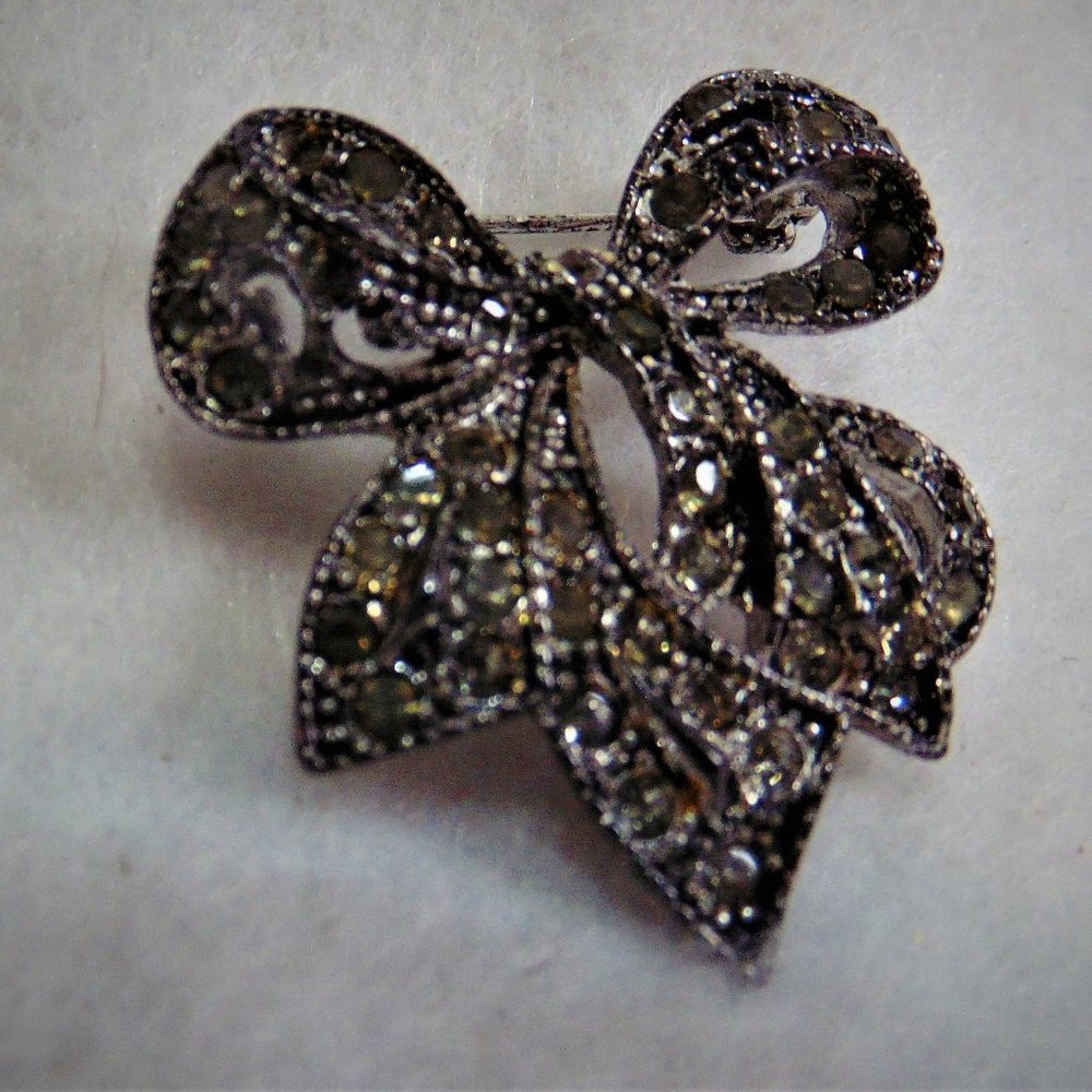 Vintage Rhinestone Bow Silvertone Brooch Pin Fashion Jewelry 1.50" hat Pin Lapel